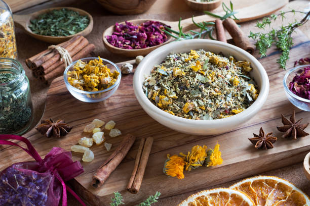 Gedroogde kruiden en thee ingrediënten op een houten tafel
